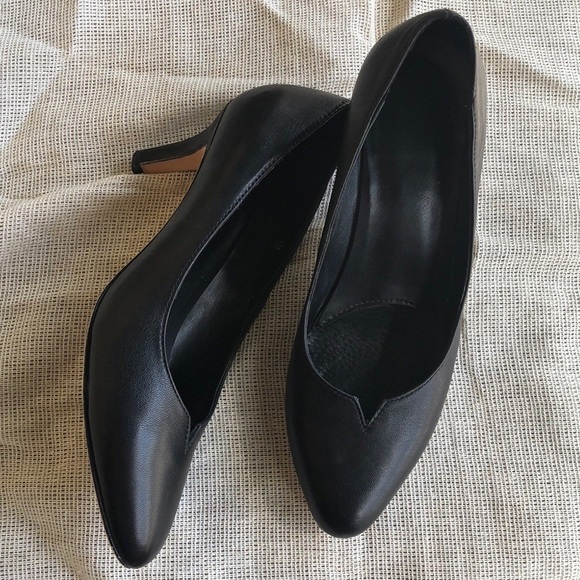 Vaneli Low Heel Pumps Black Leather Size 4 1/2 - Picture 1 of 6